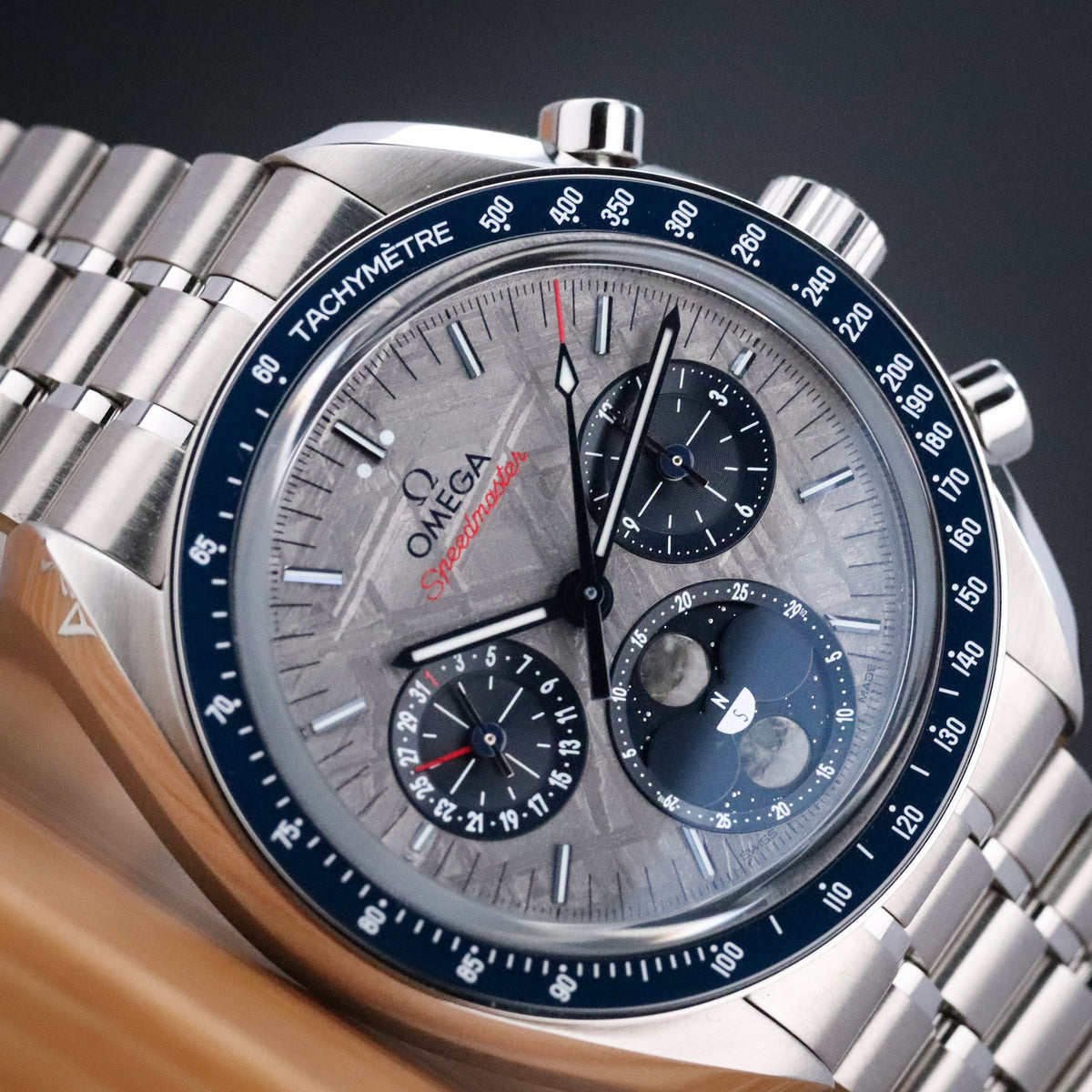 Omega Speedmaster Moonphase [2025 Complete] 43mm Steel Meteorite Gray Dial Blue Bezel Steel Bracelet 304.30.43.52.06.001