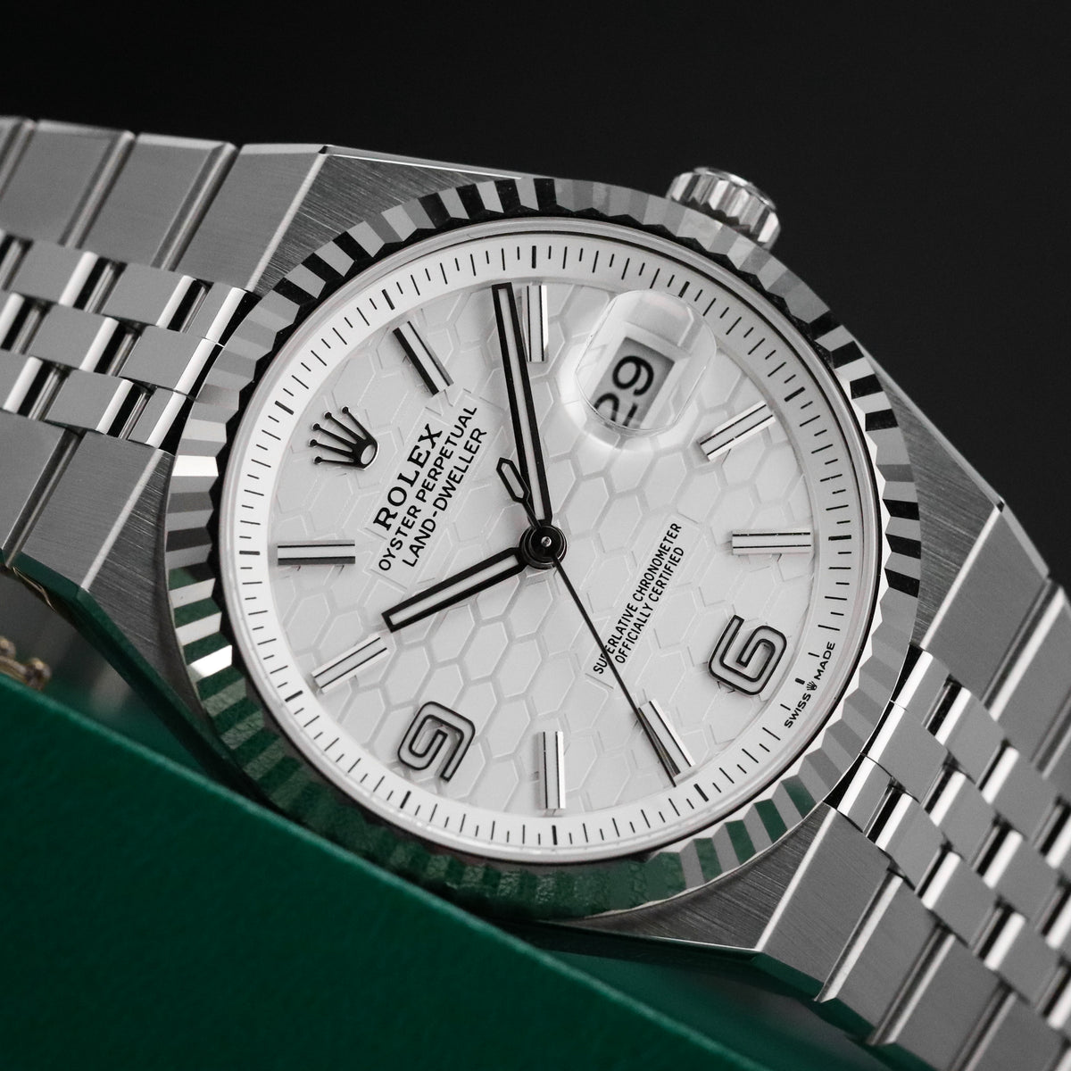Rolex Land-Dweller [2025 Complete] 40mm Steel Case White Honeycomb Motif Dial White Gold Fluted Bezel Integrated Flat Jubilee Bracelet 127334