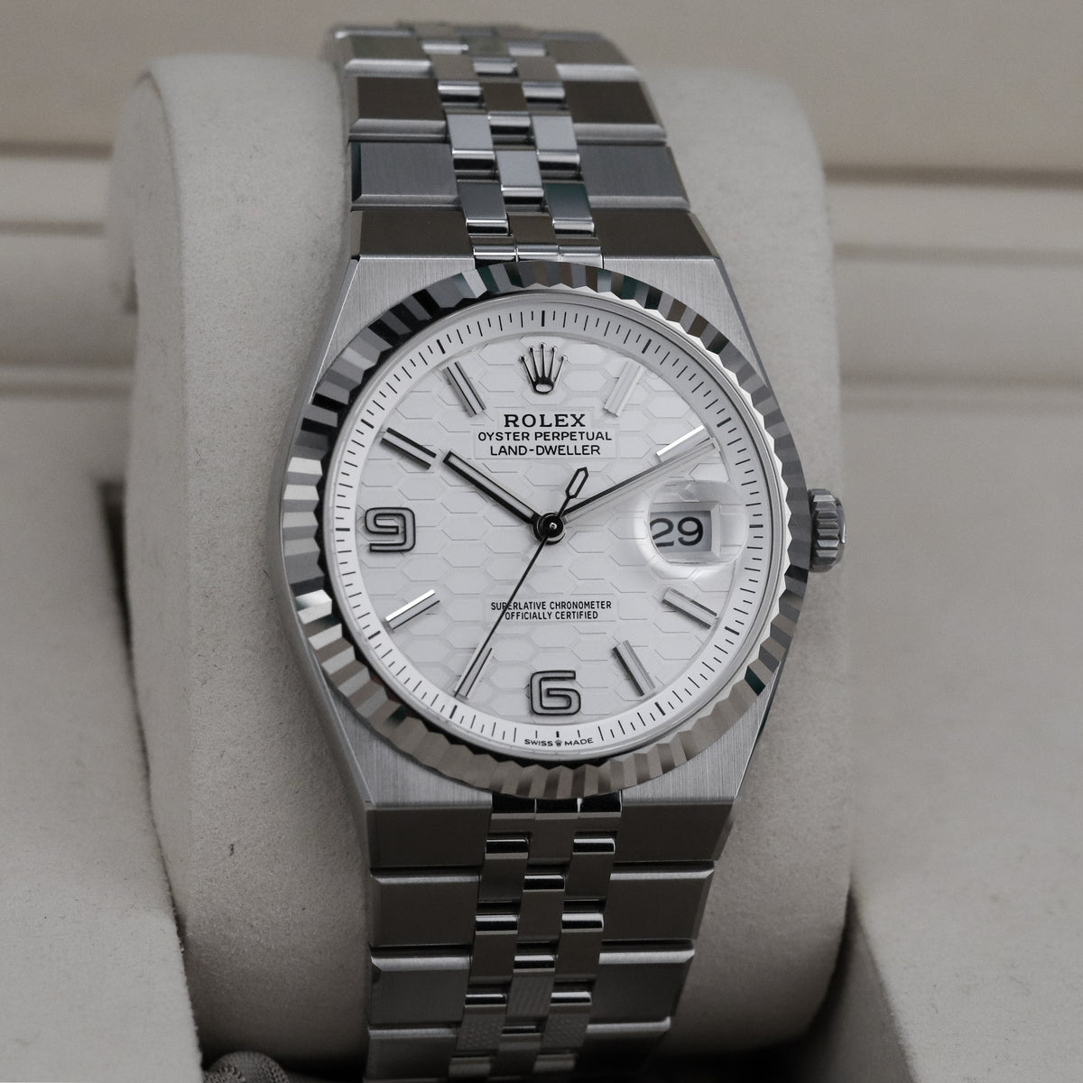 Rolex Land-Dweller [2025 Complete] 40mm Steel Case White Honeycomb Motif Dial White Gold Fluted Bezel Integrated Flat Jubilee Bracelet 127334
