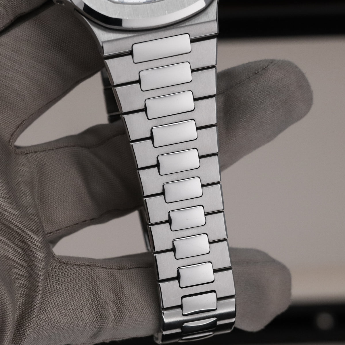 Patek Philippe Nautilus Complete 40mm Steel Case White Dial Steel Bezel Steel Bracelet 5711/1A-011