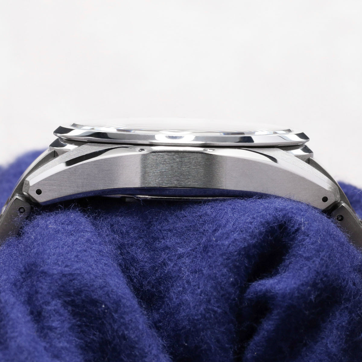 Grand Seiko Evolution 9 Collection 2026 Complete 40mm High Intensity Titanium Blue Lake Suwa Textured Dial High Intensity Titanium Fixed Bezel High-Intensity Titanium Bracelet with Folding Clasp SLGA019G